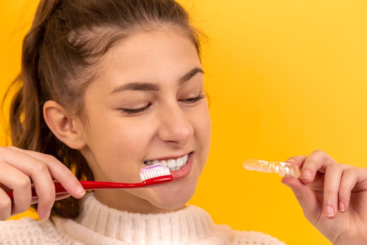 Alimentos e bebidas que mancham os dentes (e como minimizar)