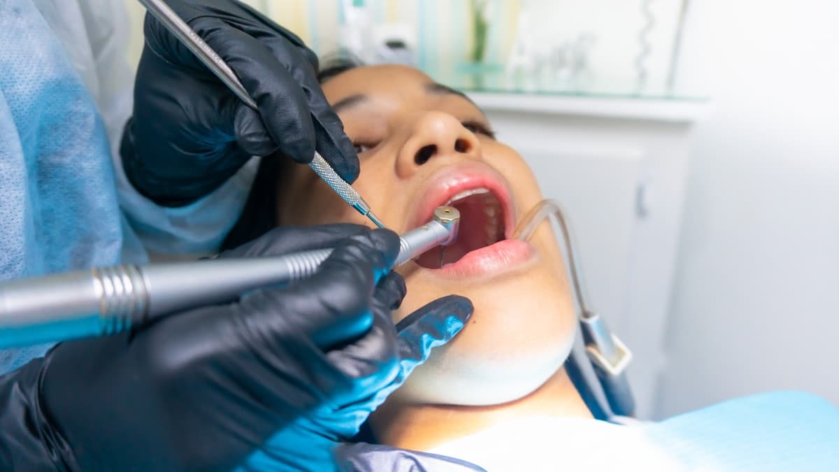Criança rangendo dentes à noite