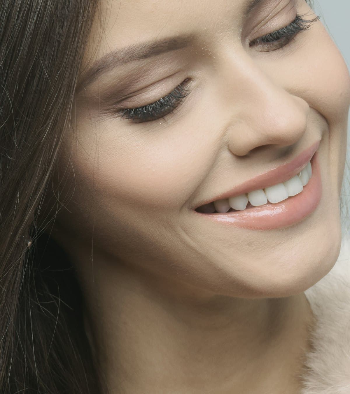 Dentes mais brancos em casa: o que realmente funciona