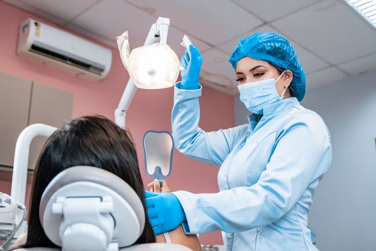 Dentista popular ou plano odontológico: o que compensa mais?