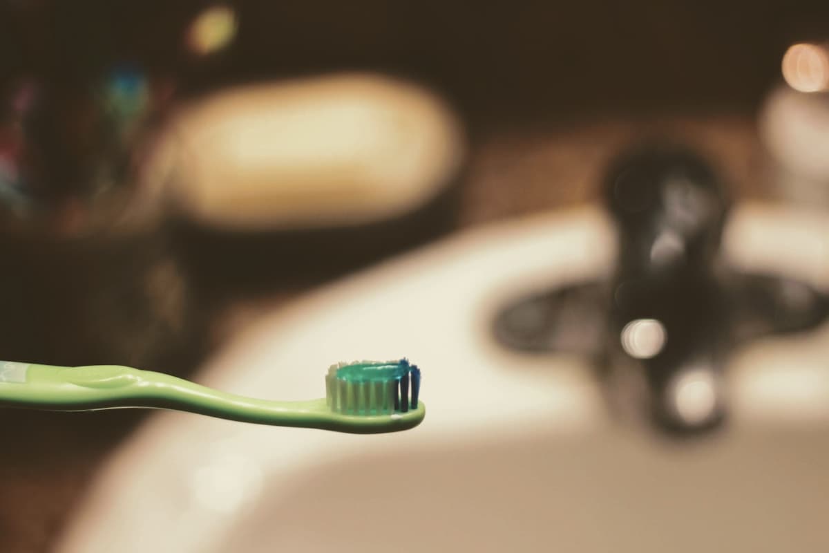 Fio dental: como usar do jeito certo (e por que ele é insubstituível)